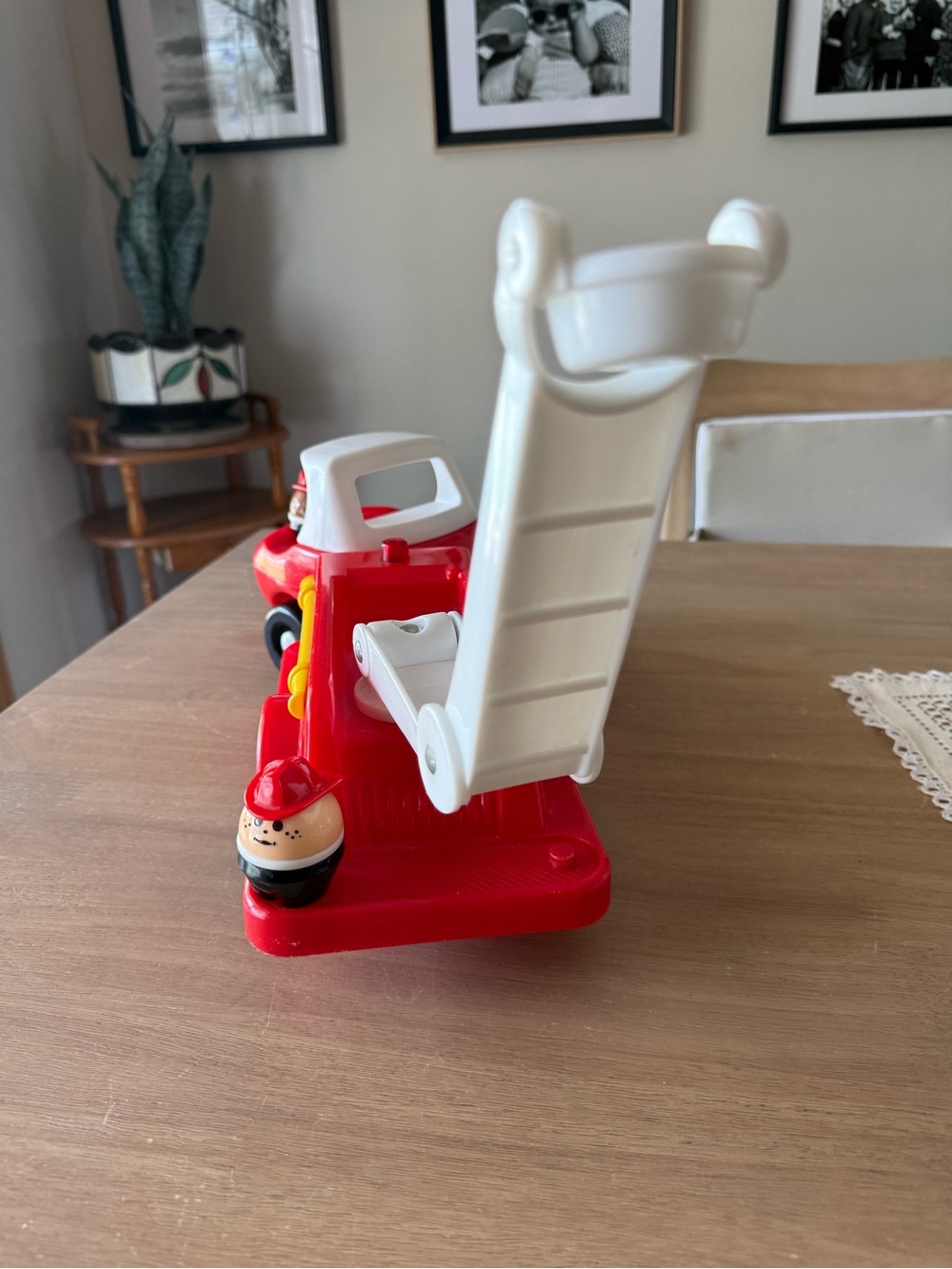 VTG 80s Little Tikes Toddle Tots Fire Truck and Ladder (includes 2 people) - Picture 4 of 6